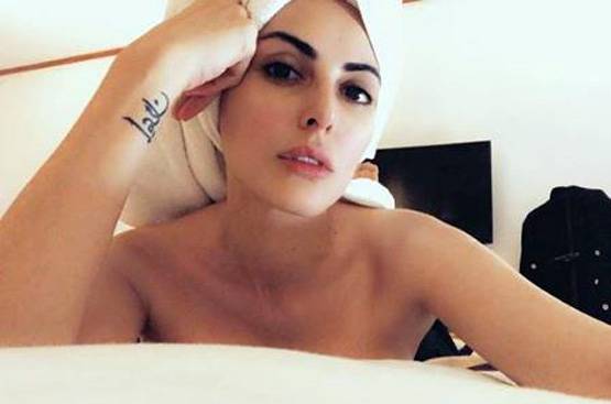 मंदाना करीमी फोटोशूट के लिए हुईं टॉपलेस, लोगों ने किए भद्दे कमेंट