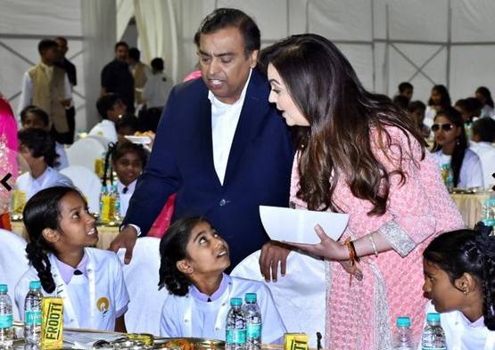 आकाश-श्लोका की शादी: अंबानी फैमिली ने 2000 बच्चों को खिलाया खाना