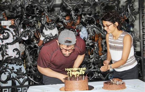 PHOTOS: आमिर ने काटा बर्थडे केक, पत्नी किरण को किया Kiss