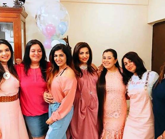 प्रेग्नेंट हैं इश्कबाज एक्ट्रेस, पति ने दी सरप्राइज पार्टी, Photos