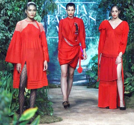 LMIFW 2019:रीना ढाका के मॉडल्स ने रैंप पर दिया खास मैसेज,तस्वीरें गवाह