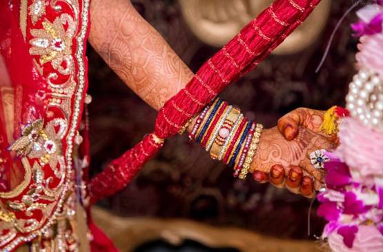 नए ट्रेंड की ये शादी बनी मिसाल, दुल्हन ने दूल्हे को पहनाया 'मंगलसूत्र'