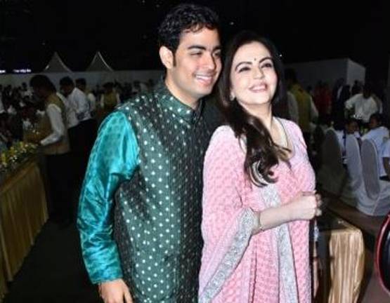 आकाश-श्लोका की शादी: अंबानी फैमिली ने 2000 बच्चों को खिलाया खाना