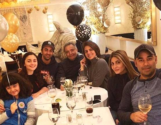 हॉस्पिटल से ऋषि कपूर की पहली तस्वीर, पत्नी नीतू, बड़े भाई दिखे साथ