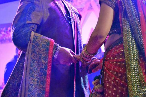 नए ट्रेंड की ये शादी बनी मिसाल, दुल्हन ने दूल्हे को पहनाया 'मंगलसूत्र'