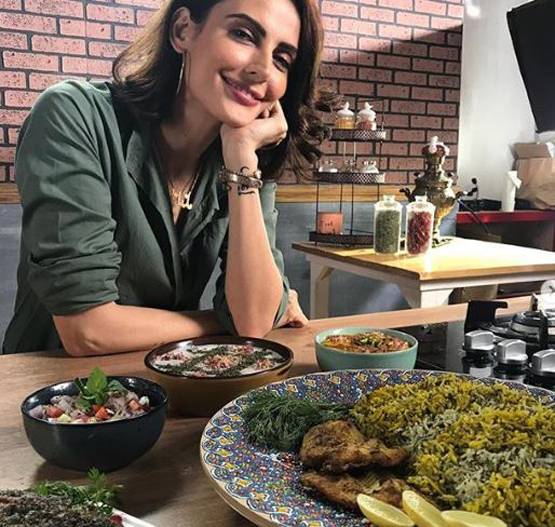 मंदाना करीमी फोटोशूट के लिए हुईं टॉपलेस, लोगों ने किए भद्दे कमेंट