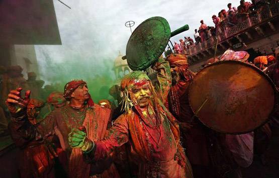 खास है बरसाने की लट्ठमार होली, जब पुरुषों को पीटती हैं महिलाएं!