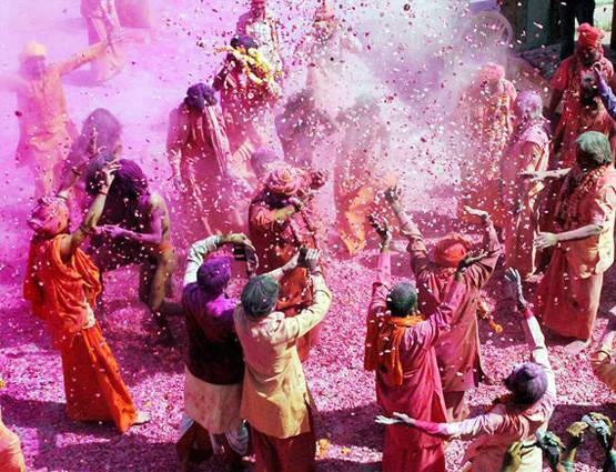 ऐसे हुई 'छड़ीमार होली' की शुरुआत, कृष्ण-गोपियों से जुड़ी कहानी!