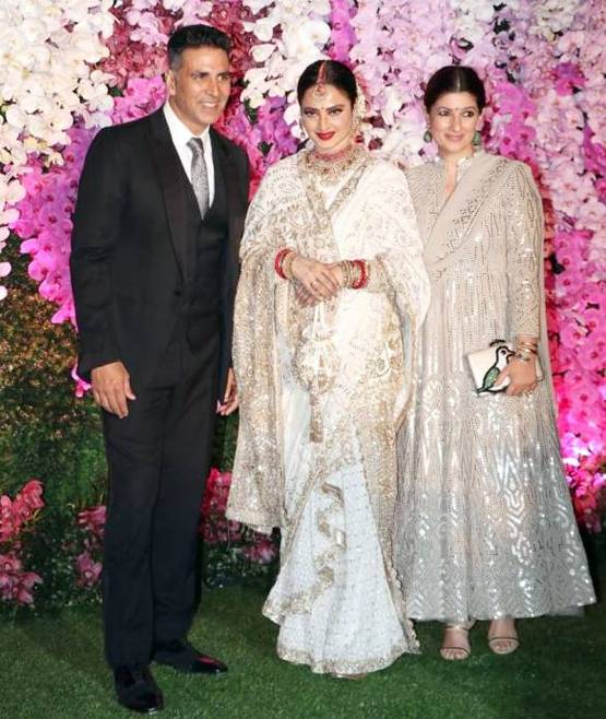 आकाश-श्लोका की पार्टी में अक्षय-ट्विंकल संग दिखीं रेखा, Photos