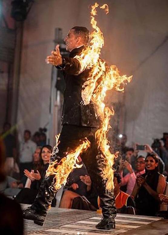 खुद को आग लगाकर अक्षय कुमार ने किया खतरनाक रैंप वॉक