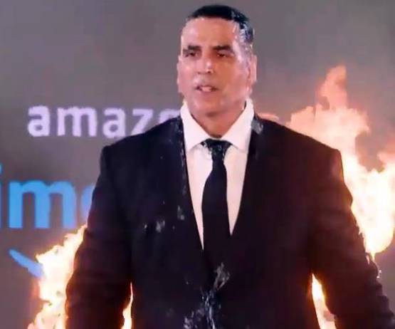 खुद को आग लगाकर अक्षय कुमार ने किया खतरनाक रैंप वॉक