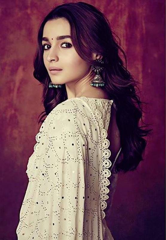 लखटकिया बैग लेकर एयरपोर्ट पर दिखीं आलिया, ऐसा था लुक