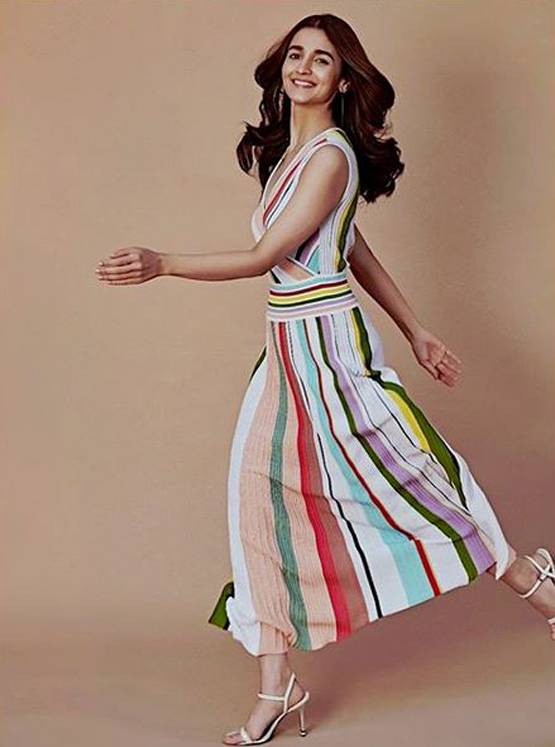 लखटकिया बैग लेकर एयरपोर्ट पर दिखीं आलिया, ऐसा था लुक