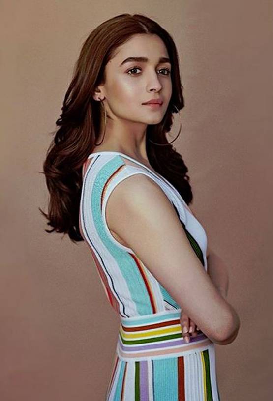 लखटकिया बैग लेकर एयरपोर्ट पर दिखीं आलिया, ऐसा था लुक