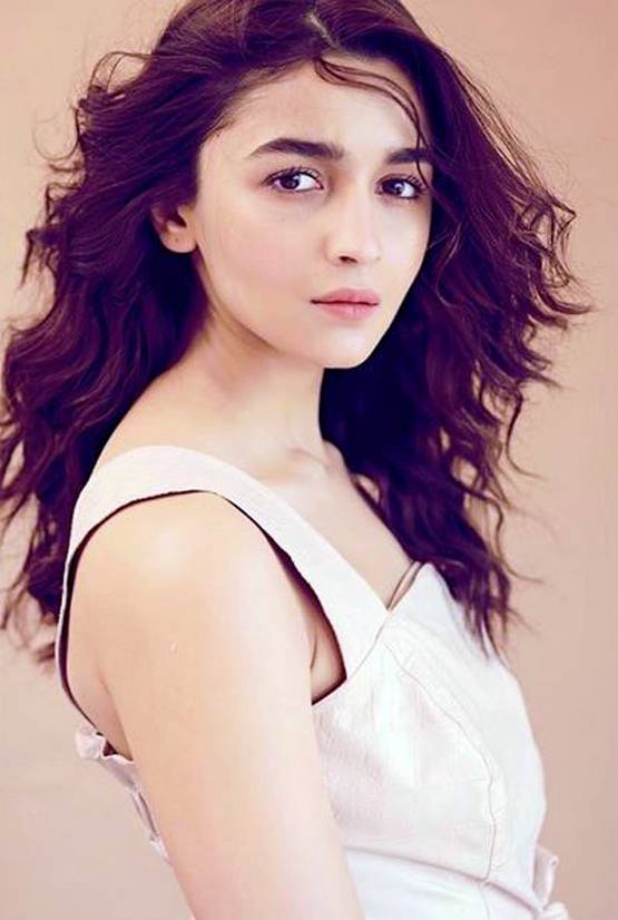 लखटकिया बैग लेकर एयरपोर्ट पर दिखीं आलिया, ऐसा था लुक