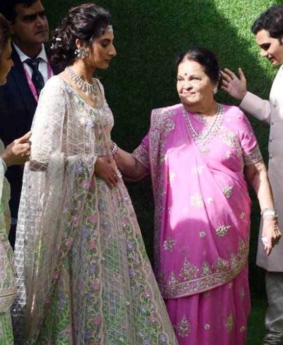 आकाश-श्लोका की शादीः जश्न से पहले कुछ इस तरह दिखा अंबानी परिवार