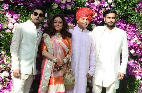 आकाश-श्लोका की शादीः जश्न से पहले कुछ इस तरह दिखा अंबानी परिवार