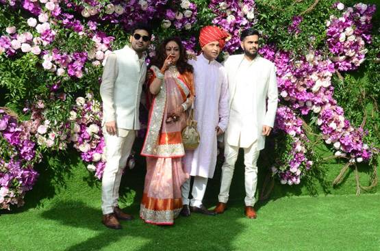 आकाश-श्लोका की शादीः जश्न से पहले कुछ इस तरह दिखा अंबानी परिवार