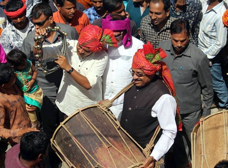 भगोर‍िया में चुनावी पॉल‍िट‍िक्स, ढोल बजा रहे हैं स‍ियासत के ख‍िलाड़ी