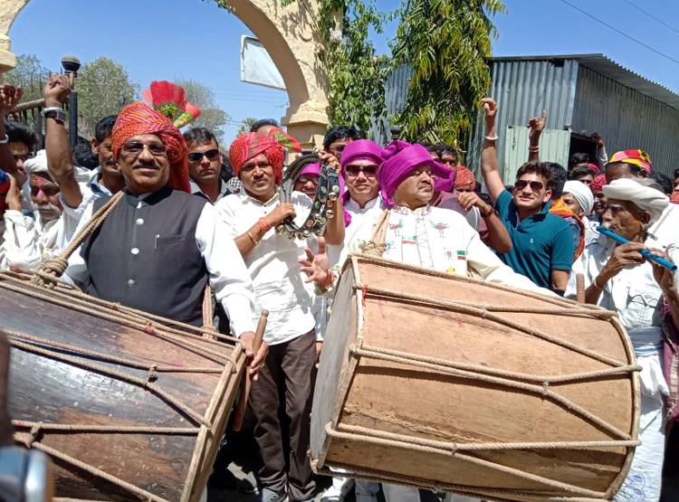 भगोर‍िया में चुनावी पॉल‍िट‍िक्स, ढोल बजा रहे हैं स‍ियासत के ख‍िलाड़ी