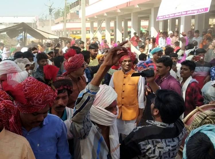 भगोर‍िया में चुनावी पॉल‍िट‍िक्स, ढोल बजा रहे हैं स‍ियासत के ख‍िलाड़ी