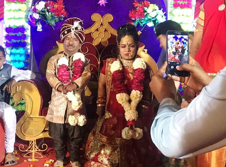 36 इंच के दूल्हा-दुल्हन ने रचाई शादी, देखने उमड़ पड़ा गांव