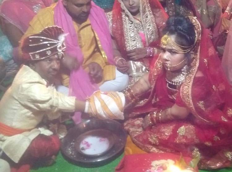 36 इंच के दूल्हा-दुल्हन ने रचाई शादी, देखने उमड़ पड़ा गांव