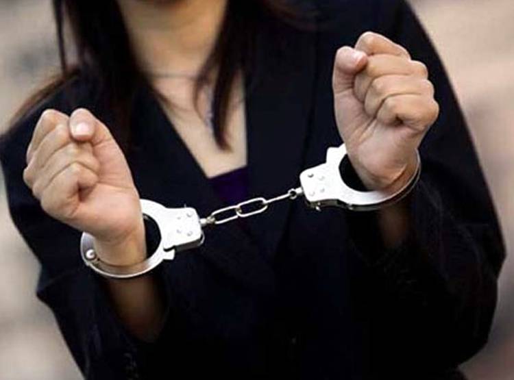 पत‍ि की छाती पर बैठी पत्नी, प्रेमी ने चाकू से क‍िए दनादन वार