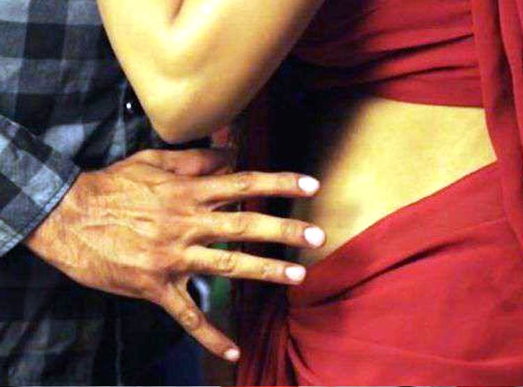 पत‍ि की छाती पर बैठी पत्नी, प्रेमी ने चाकू से क‍िए दनादन वार