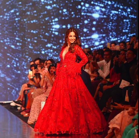 मलाइका अरोड़ा का जवाब नहीं, रैंप पर रेड गाउन में दिखा जलवा