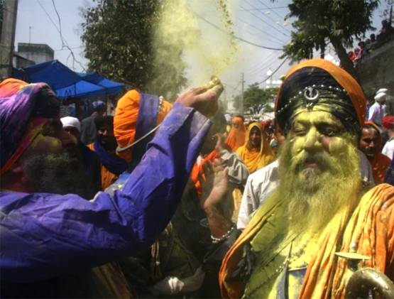 भारत की इन 10 जगहों पर अनोखे अंदाज में मनाया जाता है होली का त्योहार