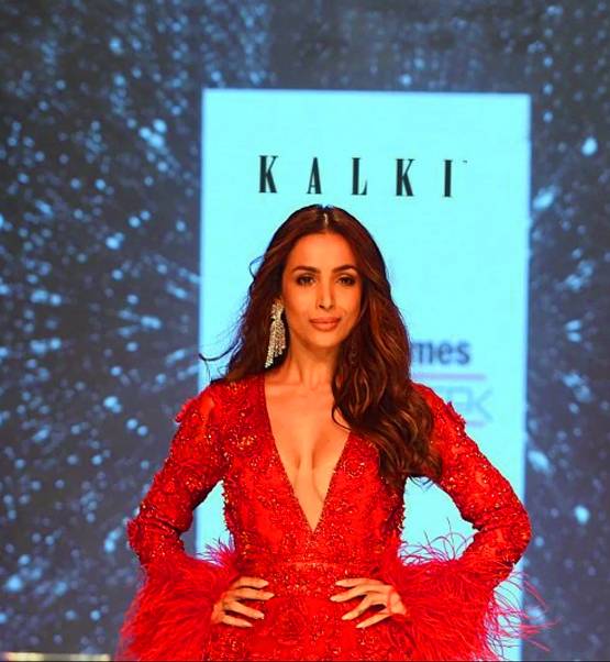 मलाइका अरोड़ा का जवाब नहीं, रैंप पर रेड गाउन में दिखा जलवा