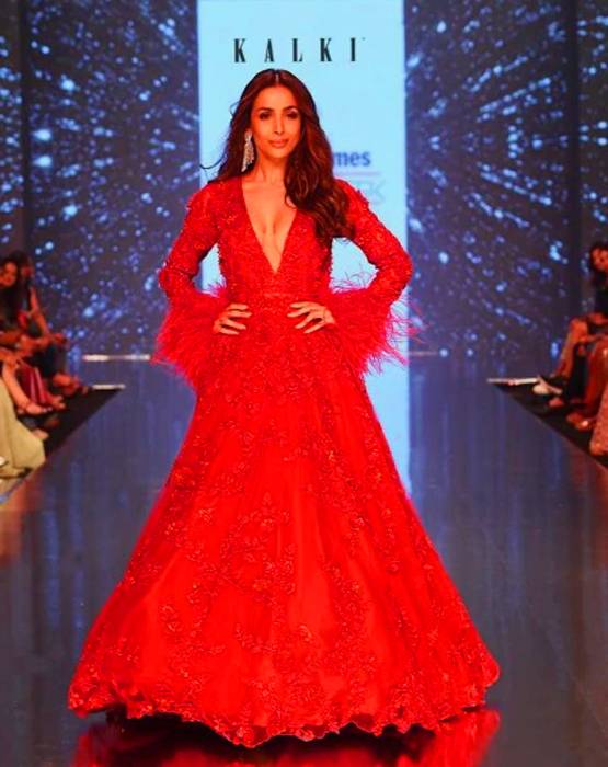 मलाइका अरोड़ा का जवाब नहीं, रैंप पर रेड गाउन में दिखा जलवा
