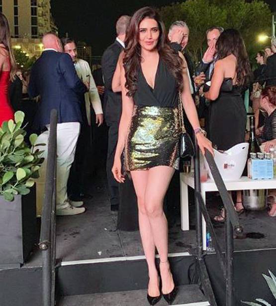 मियामी बीच पर एंजॉय करती दिखीं करिश्मा तन्ना, वायरल हैं तस्वीरें