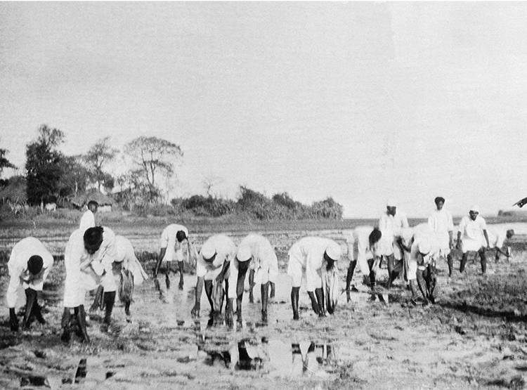 PHOTOS: ऐसे निकली अंग्रेजी सत्ता को चुनौती देने वाली दांडी यात्रा