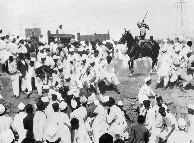 PHOTOS: ऐसे निकली अंग्रेजी सत्ता को चुनौती देने वाली दांडी यात्रा