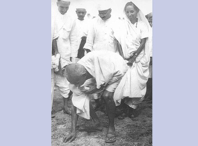 PHOTOS: ऐसे निकली अंग्रेजी सत्ता को चुनौती देने वाली दांडी यात्रा