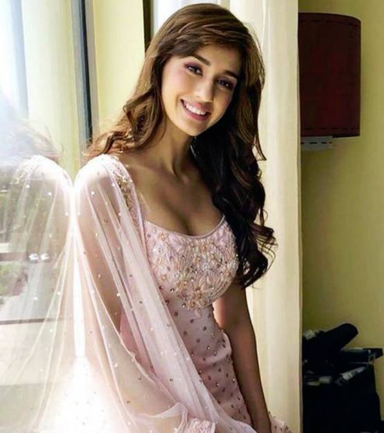 दिशा पाटनी का ग्लैमरस लुक, इस अंदाज में आईं नजर, Photos