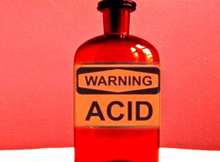 अवैध संबंधों में रोड़ा था पत‍ि, तेजाब फेंक बनाया अंधा, 10 साल जेल