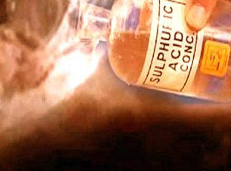 अवैध संबंधों में रोड़ा था पत‍ि, तेजाब फेंक बनाया अंधा, 10 साल जेल