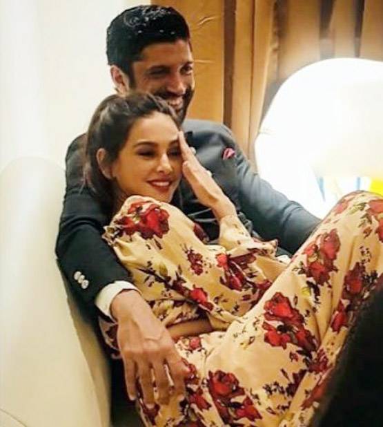 क्या फरहान अख्तर ने की गर्लफ्रेंड संग सगाई? फोटो से मिला इशारा