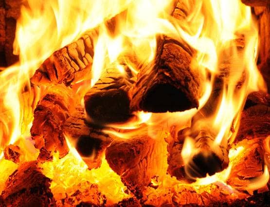 ये हैं होली खेलने के अनोखे तरीके, कहीं अंगारे तो कहीं बरसते हैं पत्थर