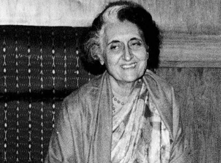 जब पत्थर लगने से टूट गई थी इंदिरा गांधी की नाक