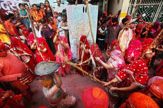 बरसाने में मनाई गई लट्ठमार होली, इस वजह से पुरूषों को पड़ती हैं लाठियां