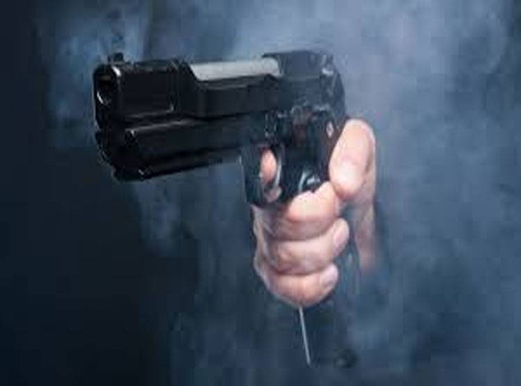 जयमाला के वक्त स्टेज पर आया प्रेमी, प्रेमिका को गोली मारी