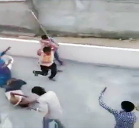 Video: होली पर क्रिकेट खेल रहे मुस्लिमों को पीटा, कहा- PAK जाओ