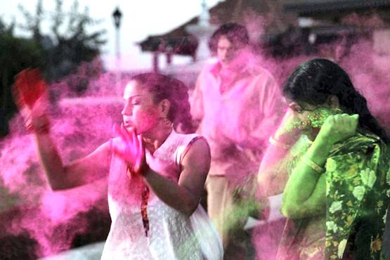 भारत की इन 10 जगहों पर अनोखे अंदाज में मनाया जाता है होली का त्योहार