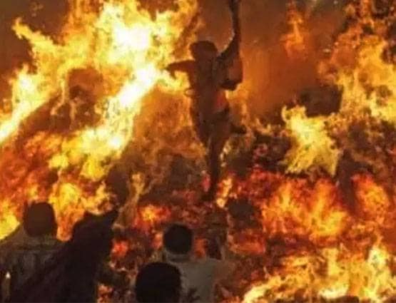 ये हैं होली खेलने के अनोखे तरीके, कहीं अंगारे तो कहीं बरसते हैं पत्थर