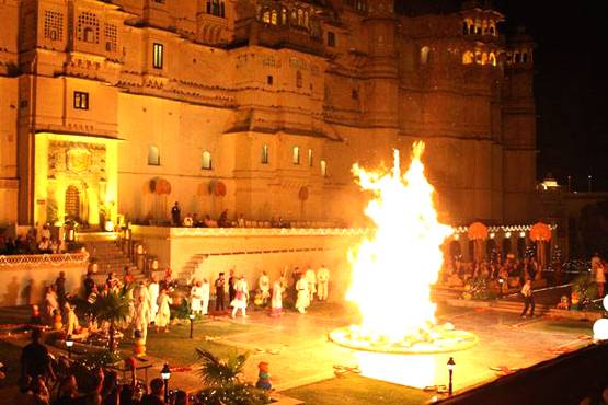 भारत की इन 10 जगहों पर अनोखे अंदाज में मनाया जाता है होली का त्योहार