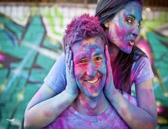 ये हैं होली खेलने के अनोखे तरीके, कहीं अंगारे तो कहीं बरसते हैं पत्थर